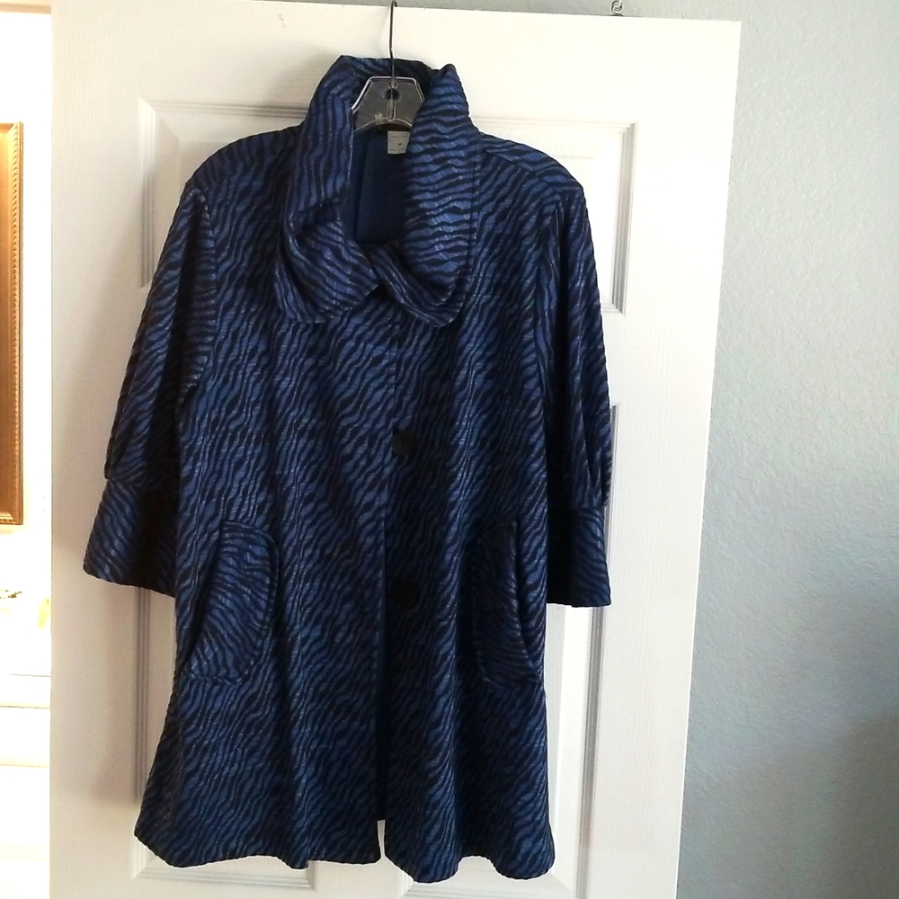 Damee Inc. Dressy short jacket or could be worn as a top. Excellent condition.